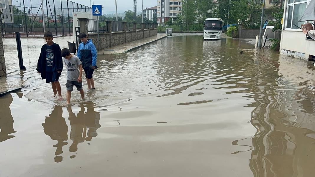 Fatsa’yı sağanak vurdu! Yollar göle döndü, iş yerleri ve araçlar sular altında kaldı 4